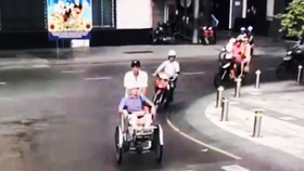 Tài xế xích lô trấn lột tiền của du khách nước ngoài