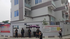 Công an phong toả các lối ra vào. Ảnh: CHÍ THẠCH