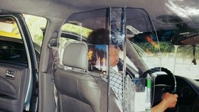 Vách ngăn tài xế và hành khách trên taxi