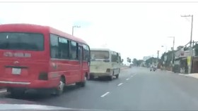 Hai xe khách rượt đuổi nhau. Ảnh cắt từ clip