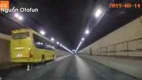 Xe khách chạy ngược chiều trong hầm Hải Vân với tốc độ cao, hình ảnh được camera hành trình của một xe ô tô chạy cùng chiều ghi lại. Ảnh: MXH
