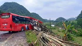 Hiện trường vụ tai nạn vừa xảy ra tại Hoà Bình