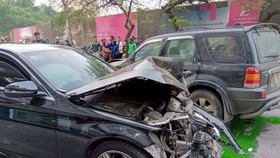 Ô tô tông liên hoàn, một cụ bà tử vong, hai người bị thương