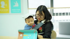 Theo bà Phan Hồ Điệp, việc cho trẻ tiếp xúc với môi trường mạng cần có "điều khoản và cam kết" rõ ràng, tránh để trẻ sa đà. Ảnh minh họa
