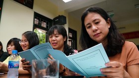 Giám thị “ôn bài” trước khi coi thi