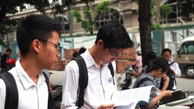 Các thí sinh ôn bài trước khi thi
