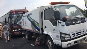Cảnh sát phá cửa cứu người bị mắc kẹt trong xe khách