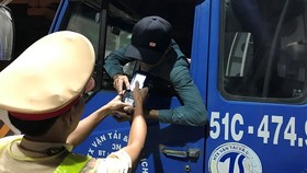 Lực lượng CSGT TPHCM kiểm tra nồng độ cồn tài xế