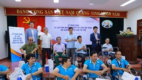Tặng 220 xe lăn cho người khuyết tật