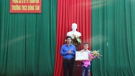 Tặng Bằng khen cho học sinh nhặt được 70 triệu đồng trả lại người đánh mất