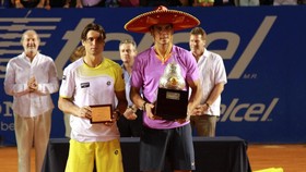 Rafael Nadal (phải) vô địch Mexican Open 2013
