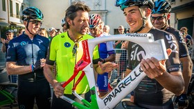 Fausto Pinarello đang khoe một thiết kế khung sườn xe đua hiện đại cho các tay đua Sky