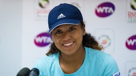 Naomi Osaka cố nhoẻn cười, nhưng trong mắt vẫn còn vương lệ