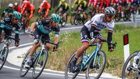 Mặc chiếc áo 7 sắc cầu vòng dành cho nhà VĐTG, Sagan vẫn thua tan nát ở Tirreno-Adriatico