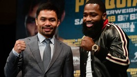 Adrien Broner (phải) trước trận đấu với Manny Pacquiao