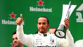 Hamilton và chiếc cúp vô địch Chinese Grand Prix