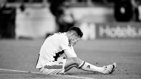 Ronaldo gục đầu trên sân bóng