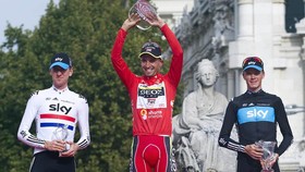 Cobo (giữa) thắng Áo đỏ Vuelta a Espana 2011, và Froome (bên phải) xếp hạng nhì