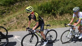 Adam Yates kiệt sức trên đường đèo