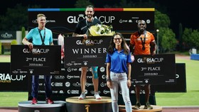 Ramil Guliyev (giữa) trên bục nhận thưởng ở Gloria Cup