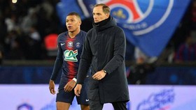 HLV Thomas Tuchel và chàng trai Kylian Mbappe.