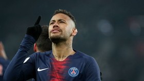 Neymar mang băng đội trưởng Selecao thay Thiago Silva?