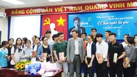 Giáo sư Hàn Quốc khuyên sinh viên “Chọn nghề bạn yêu, yêu nghề bạn chọn”