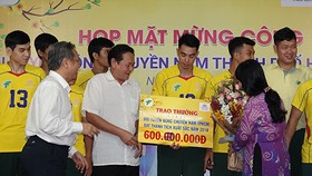 Bóng chuyền Nam TPHCM nhận thưởng 600 triệu đồng. Ảnh: Dũng Phương