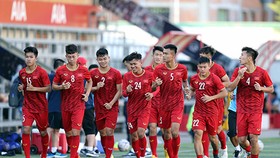 Tuyển U22 Việt Nam vui vẽ trong buổi thả lỏng. Ảnh: Dũng Phương