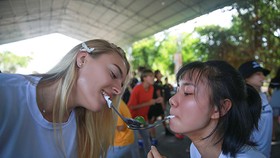 Các VĐV bóng chuyền...chơi trò chơi dân gian Việt Nam tại khu du lịch Phú Điền. Ảnh: Dũng Phương