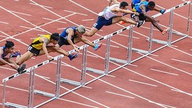 Chung kết nội dung 100 m rào nam. Ảnh: Dũng Phương