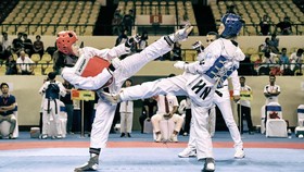 Trương Thị Kim Tuyền (giáp đỏ) “mở hàng” huy chương vàng đối kháng cho Taekwondo Việt Nam. Dũng Phương