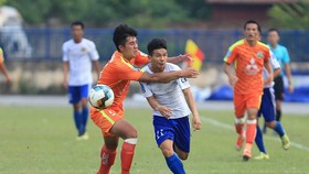 Phù Đổng (áo cam) đã có trận thắng đầu tiên sau 8 vòng đấu. Ảnh: MINH HOÀNG