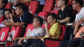Bầu Hiển và tân Chủ tịch CLB Nguyễn Trọng Chiến trên khán đài sân Hàng Đẫy ở vòng 15. Ảnh: MINH HOÀNG