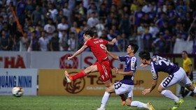 Cú bứt tốc và ghi bàn gỡ hòa của Văn Toàn trong trận Hà Nội - HA.GL. Ảnh: MINH HOÀNG