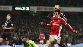 Arsenal go top, Liverpool eye Champions League
