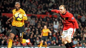 Four-star Rooney sends United top