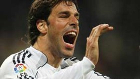 Hamburg sign Dutch hot-shot van Nistelrooy
