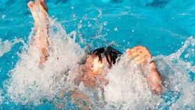 Bé gái 9 tuổi chết dưới hồ nước với dấu hiệu bất thường