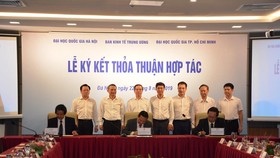 Ký kết hợp tác giữa Ban Kinh tế Trung ương và hai Đại học Quốc gia