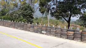 Lắp 13 đoạn tường lốp cao su trên đèo Lò Xo để tăng cường an toàn giao thông