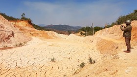 Nền đường bị đất đá vùi lấp