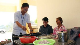 Giáo viên vùng cao nấu cơm trưa miễn phí cho học sinh