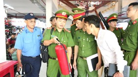 Lực lượng Cảnh sát PCCC kiểm tra an toàn PCCC tại chợ Bình Tây (quận 6, TPHCM)