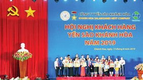 Ban lãnh đạo công ty trao giải thưởng và chụp hình lưu niệm với các nhà phân phối kim cương