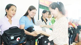 Cô đỡ ở bản xa