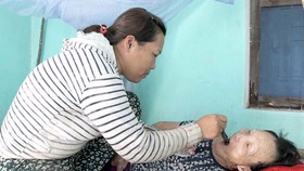 Chị Nguyễn Thị Chút chăm sóc mẹ già 81 tuổi bị tai biến