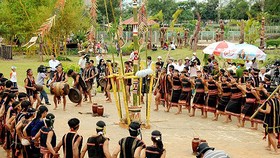 Dạy cồng chiêng, múa xoang cho thanh, thiếu niên Rơ Mâm
