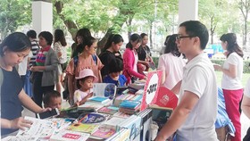 Kiến thức không phải là chụp hình với sách