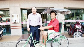 Công ty TNHH MTV Xổ số Kiến thiết Đồng Tháp trao tặng xe lắc cho người khuyết tật bán vé số dạo
